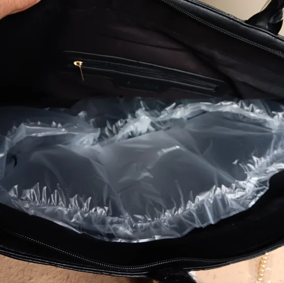 Gilda Paris Chic Black Quilted Tote with Gold Chain Accents - Picture 12 of 14